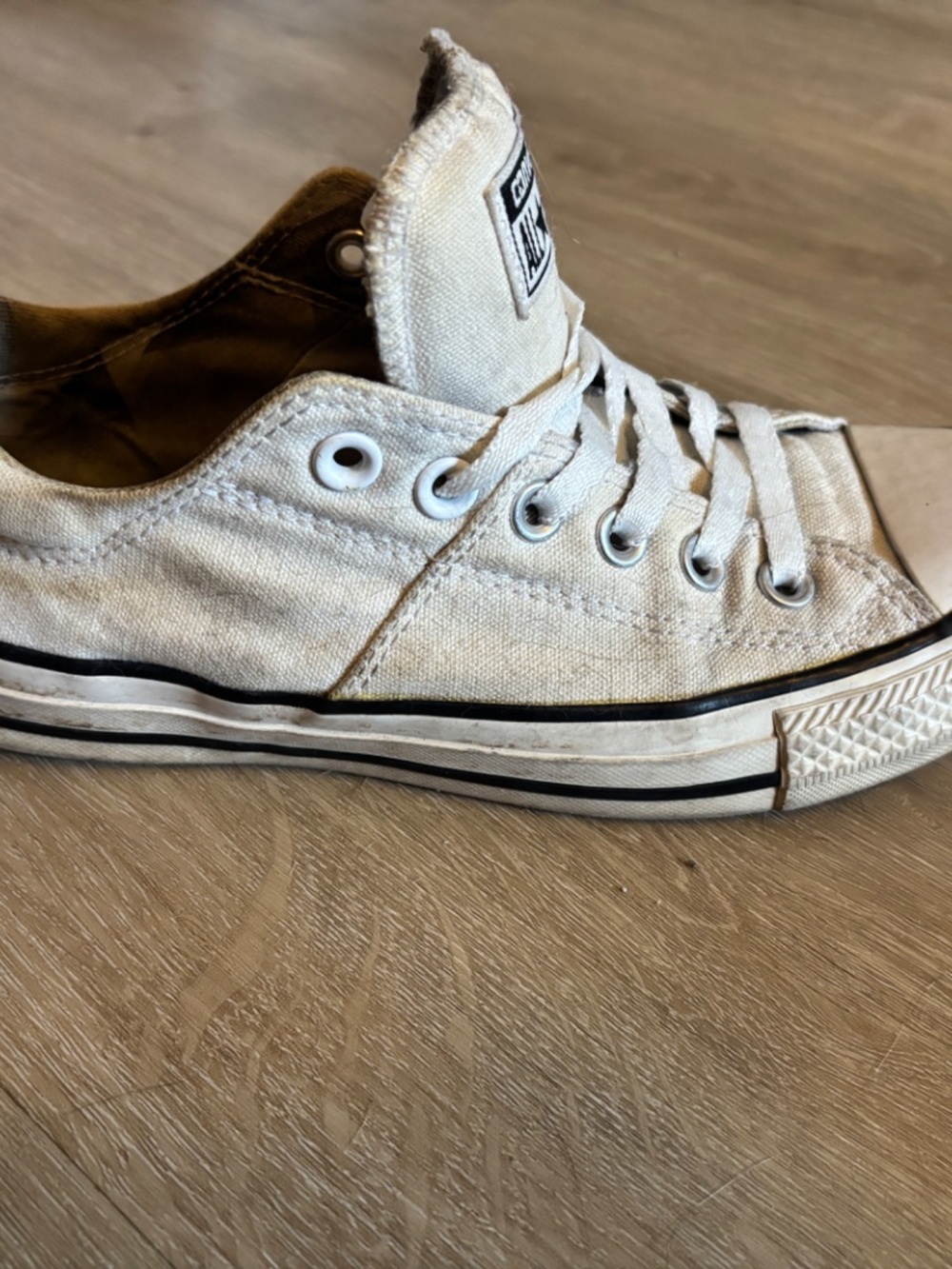 White converse - Picture 2 of 4